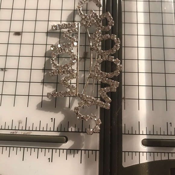 Grooms Mom pin - Picture 2 of 3